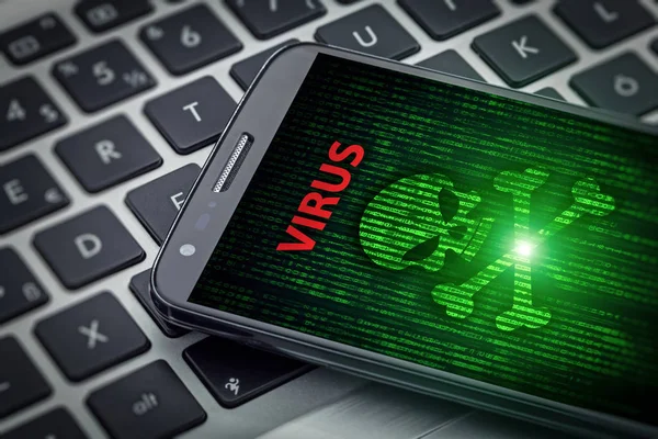 Tengkorak kematian pada layar smartphone. peringatan virus pada ponsel — Stok Foto