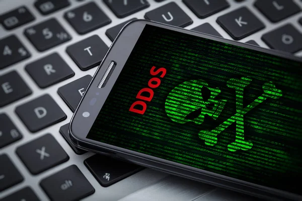 3D-Illustration des Totenschädels auf dem Smartphone-Bildschirm. ddos — Stockfoto