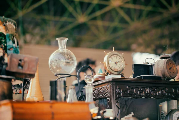 Relojes Antigua Jarrón Pantalla Mesita Noche Mercado Pulgas Muebles Vintage — Foto de Stock