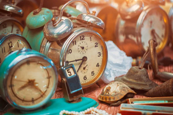 Retro Alarm Clocks Calendar Turtle Rusty Plump Bob Countertop Sunday — Stock Photo, Image