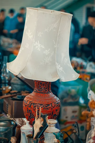 Vintage Stínidlo Lampy Pultu Nedělním Bleším Trhu Lidé Nakupují Starožitném — Stock fotografie