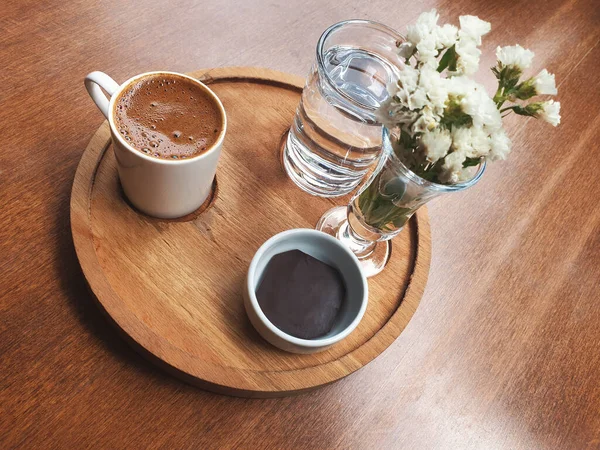 Traditionele Sprankelende Turkse Koffie Geserveerd Met Porseleinen Beker Chocolade Glas — Stockfoto