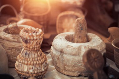 Bit pazarının tezgahındaki deniz kabuklarından yapılmış eski antika taş havan topları ve vazolar. Antika pazarından alışveriş..