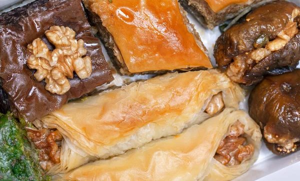 トルコの有名なデザート くるみとチョコレートのバクラバ くるみとピスタチオロールを詰めイチジク 世界的に知られているトルコのお菓子の味 — ストック写真