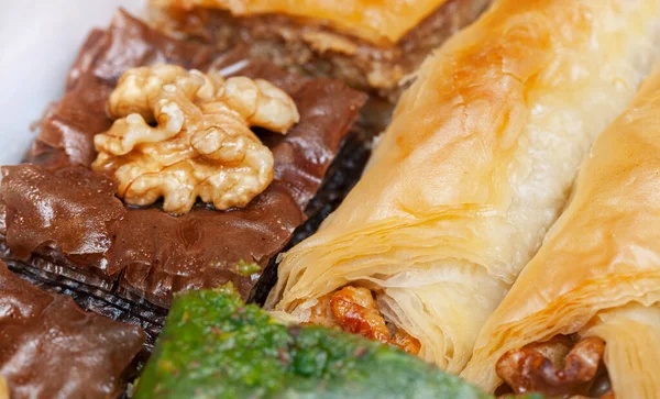 トルコの有名なデザートのマクロ写真 チョコレート バクラバ ピスタチオ ロール バクラバ 世界的に知られているトルコのお菓子の味 — ストック写真