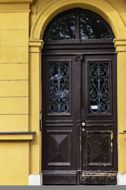 Eski bir ağaca giriş kapısı