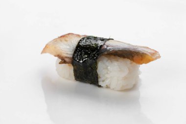 Suşi nigiri beyaz arka planda izole edilmiş, geleneksel Japon mutfağı, Japon suşisi