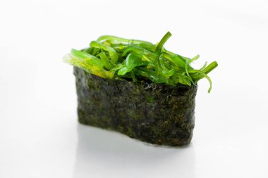 Beyaz arka planda Wakame olan Gunkan suşisi. İzole edilmiş. Geleneksel Japon mutfağı, Japon suşisi