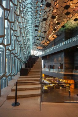 Güzel Cam Cephe ile Reykjavik Harpa Bir Merdiven