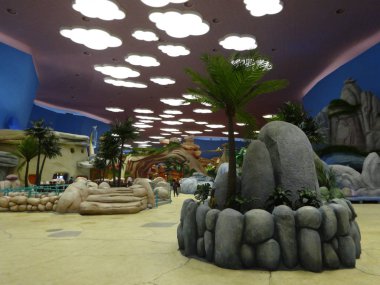 Abu Dabi - Mayıs 2019: Bedrock, Çakmaktaşlar Evi, Warner Bros World'de