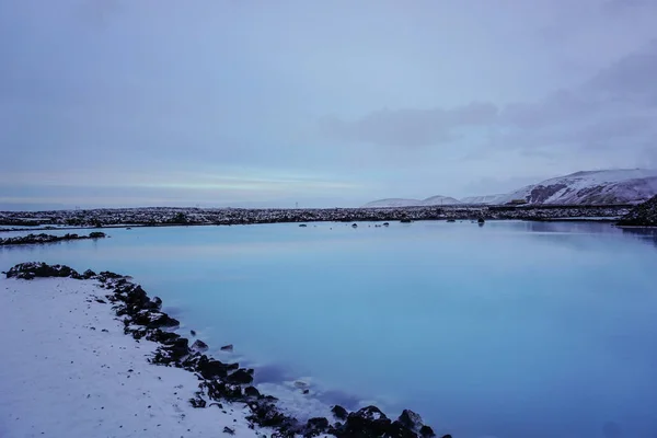 Kışın Mavi Lagün Alanında Mavi ve Sütlü Su — Stok fotoğraf