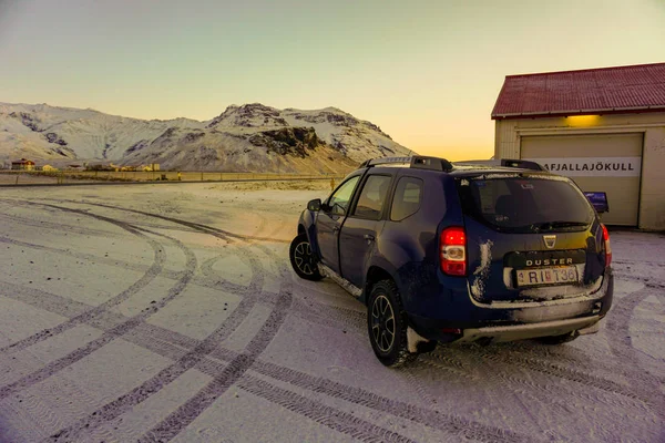 Позашляховик в зимову дорогу подорож по Ісландії в сонячний день Ліцензійні Стокові Зображення