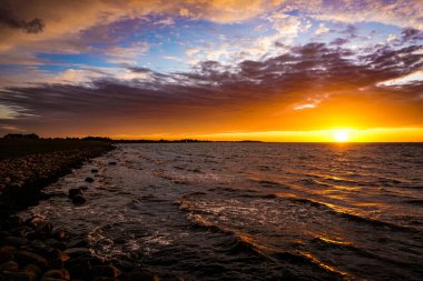 Almanya 'nın Fehmarn Adası' nda Günbatımında Yoğun Renkler