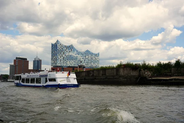 Hamburg Germany 2020 Picture Elbphilharmonie Tourist Boat Foreground — Stock Photo, Image