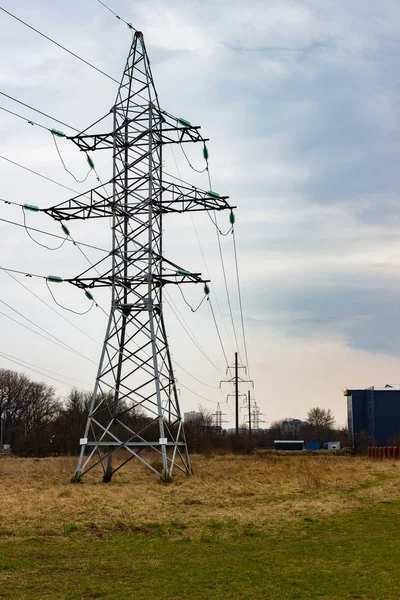 Bahar gününde şehirde elektrik hattı kulesi — Stok fotoğraf