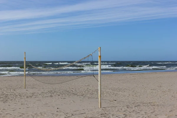 Rede de vôlei na praia do mar Báltico no dia ensolarado da primavera — Fotografia de Stock