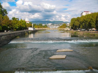 Güneşli bir günde küçük su ve şelale ile Soçi nehri