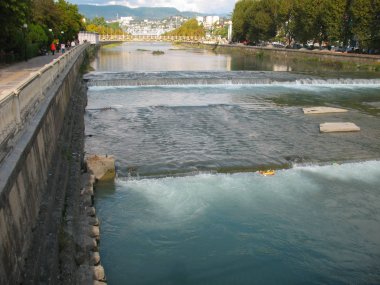 Güneşli bir günde küçük su ve şelale ile Soçi nehri