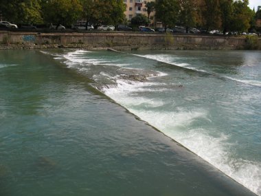 Güneşli bir günde küçük su ve şelale ile Soçi nehri