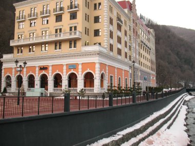 Krasnaya Polyana ana cadde, şehir merkezinde nehir. Soçi Olimpiyat Oyunları 2014