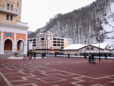 Krasnaya Polyana ana cadde, şehir merkezinde nehir. Soçi Olimpiyat Oyunları 2014