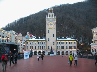 Krasnaya Polyana ana cadde, şehir merkezinde nehir. Soçi Olimpiyat Oyunları 2014