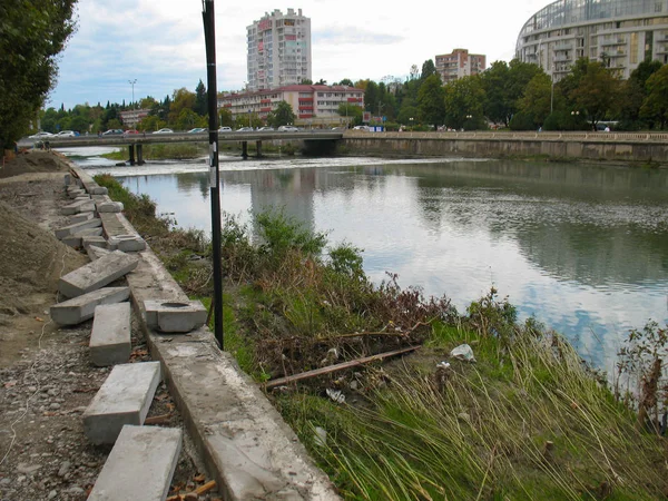 Река Сочи с мелкой водой в солнечный день — стоковое фото