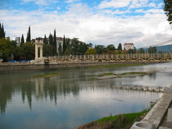 Река Сочи с мелкой водой в солнечный день — стоковое фото