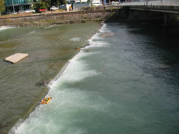 Sochi río con agua pequeña y cascada en el día soleado — Foto de Stock