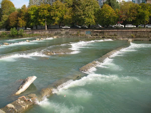 Река Сочи с мелкой водой и водопадом в солнечный день — стоковое фото