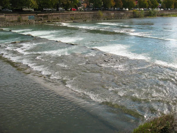 Güneşli bir günde küçük su ve şelale ile Soçi nehri — Stok fotoğraf