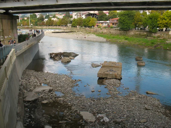 Güneşli bir günde küçük su ve şelale ile Soçi nehri — Stok fotoğraf