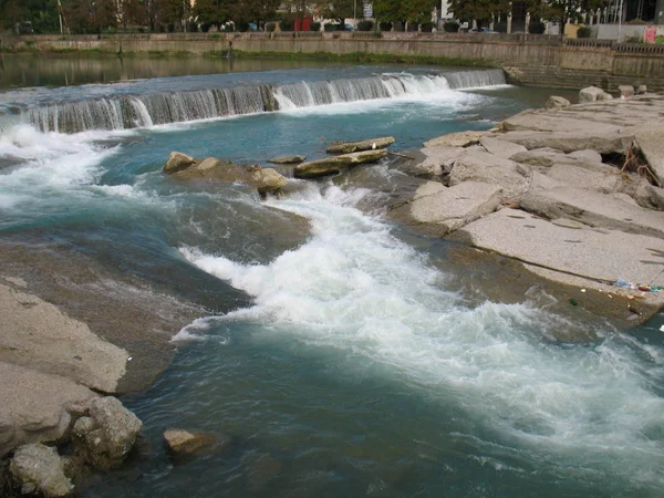 Річка Сочі з невеликою водою і водоспадом в сонячний день — стокове фото