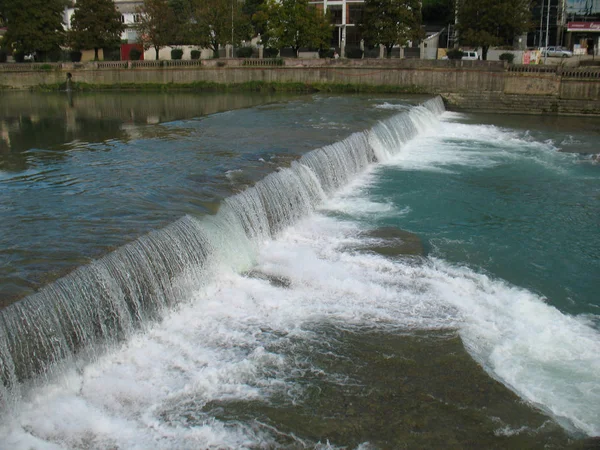 Sochi rivier met klein water en waterval op zonnige dag — Stockfoto