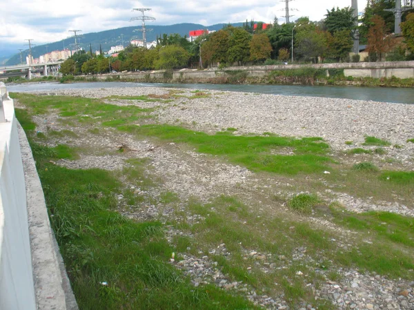 Güneşli bir günde küçük su ve şelale ile Soçi nehri — Stok fotoğraf