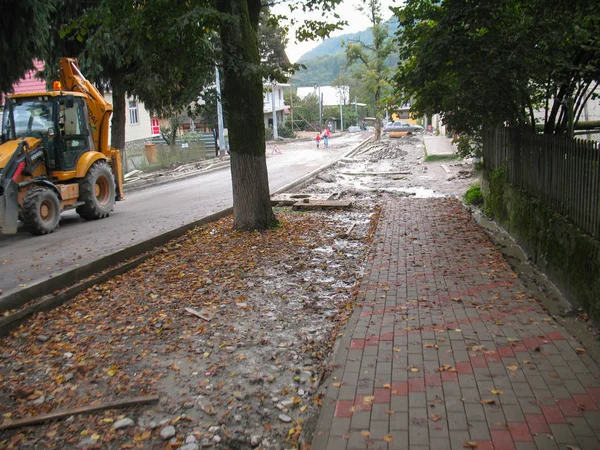 Soçi, Rusya - Eylül, 2013: Dağ köyünün ana caddesinde yol onarımı — Stok fotoğraf