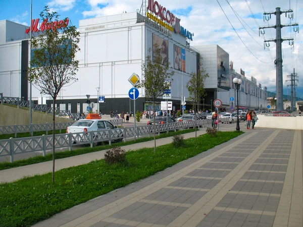Сочі, Росія-2013 вересня: великий торговий центр біля річки Сочі — стокове фото