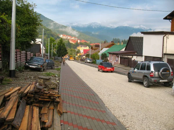 Σότσι, Ρωσία-Σεπτέμβριος, 2013: οδική επισκευή στον κεντρικό δρόμο του χωριού στα βουνά — Φωτογραφία Αρχείου