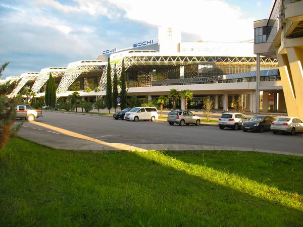 Sotschi, Russland - Oktober 2013: Parkplatz am Flughafen der Stadt sonniger Tag — Stockfoto