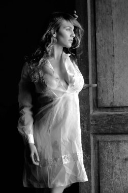 Şehvetli ve sevimli genç esmer kız siyah beyaz 