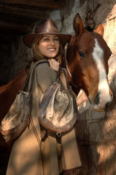 Hermosa Joven Vaquera Con Caballo — Foto de Stock