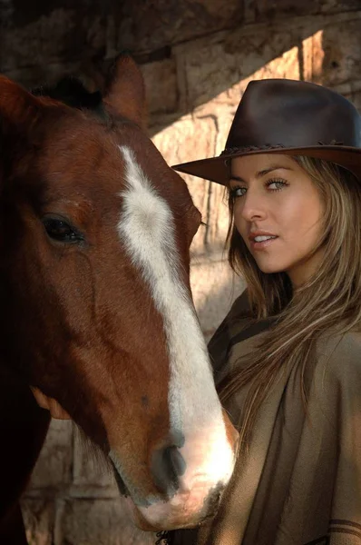 Mulher Loira Jovem Bonita Com Cavalo — Fotografia de Stock