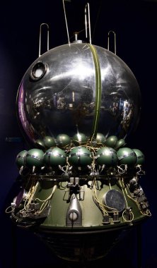 Bir Sovyet uzay gemisi modeli, karanlık arka plan