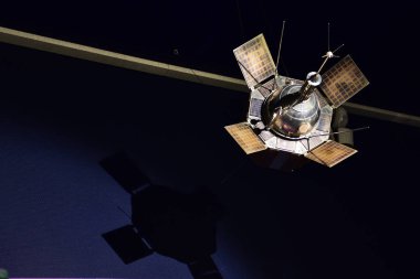 Koyu mavi arka plan aleyhine spot bir Sovyet bilimsel yörünge uydu modeli