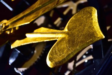 Açık mekanizmalı klasik bir saatin altın kalp şeklindeki saat elinin yakın çekim 