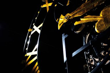 Altın maça şekil saat el ve roma rakamları ile açık mekanizma ile saat yüzünün yakın çekim