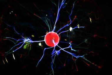 Genel görünüm - kırmızı parlayan plazma lambasında yıldırım toplantı elektrodu