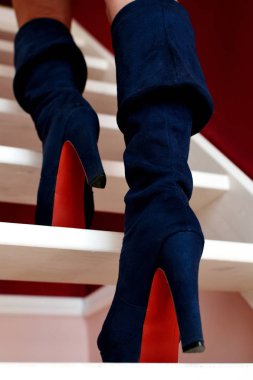 Kırmızı tabanları ile mavi yüksek topuklu çizmeler Kadın bacaklar beyaz merdivenler, alt görünümü kadar adım vardır
