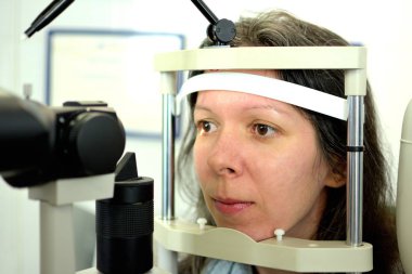 güzel genç kadın göz doktoru ile bir oküler fundus muayene yapıldı, alan derinliği düşük