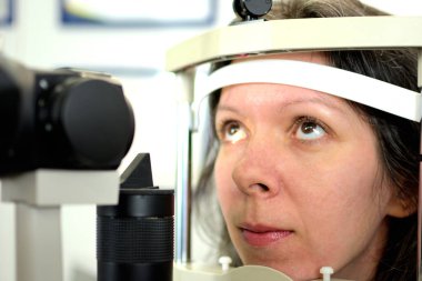 güzel genç kadın göz doktoru ile bir oküler fundus muayene yapıldı, alan derinliği düşük